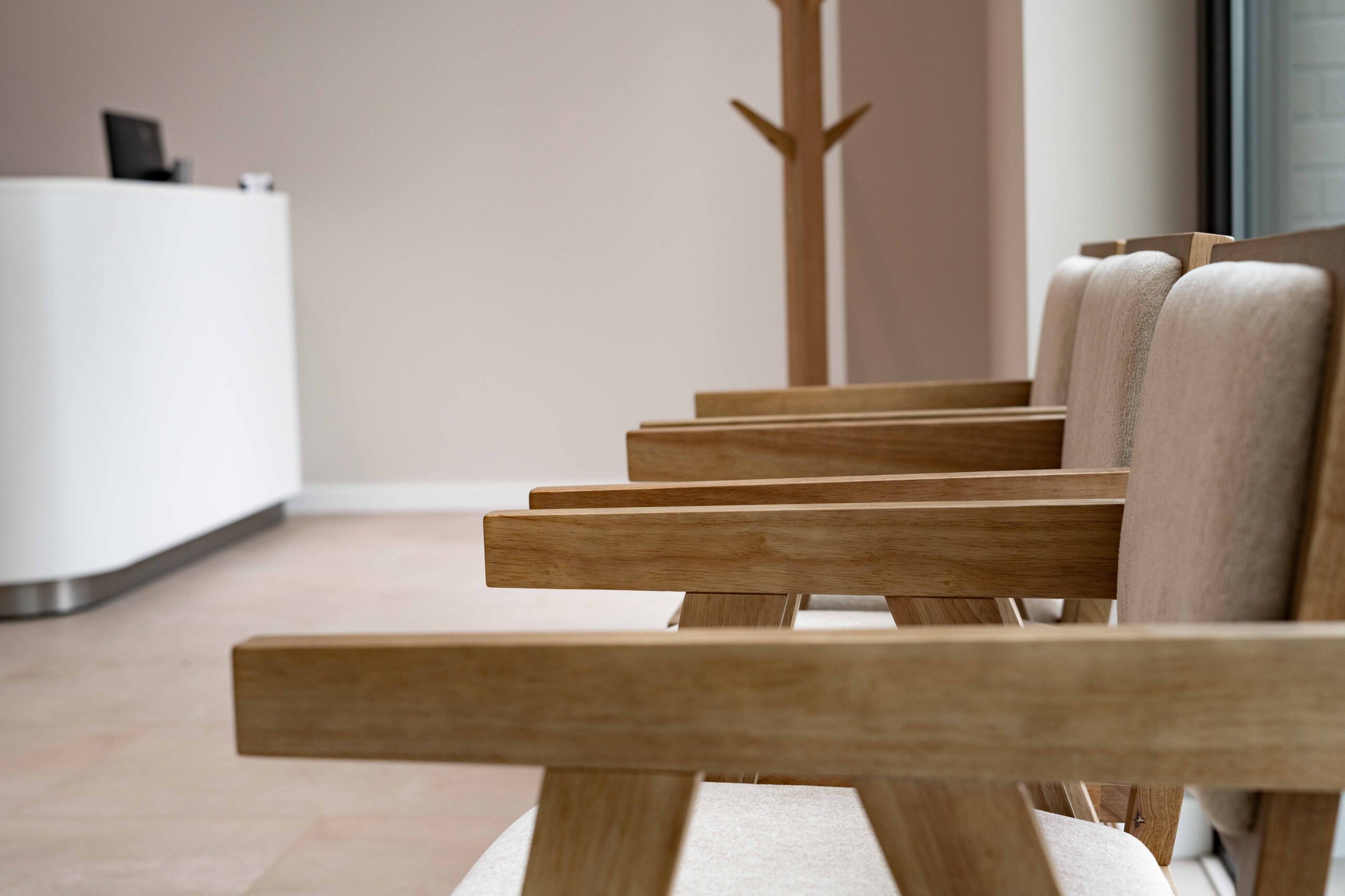 Wachtruimte met stoelen en receptie